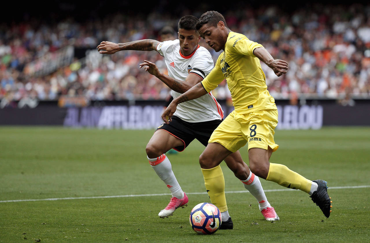 Jonathan dos Santos tuvo una asistencia y fue titular en la victoria del Villarreal 3-1 sobre el Valencia. Su equipo jugará la Europa League. (EFE)