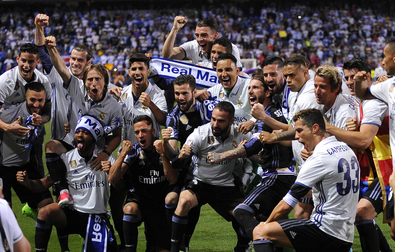 Los jugadores del Real Madrid celebran la obtención del título tras vencer al Málaga. (AP)