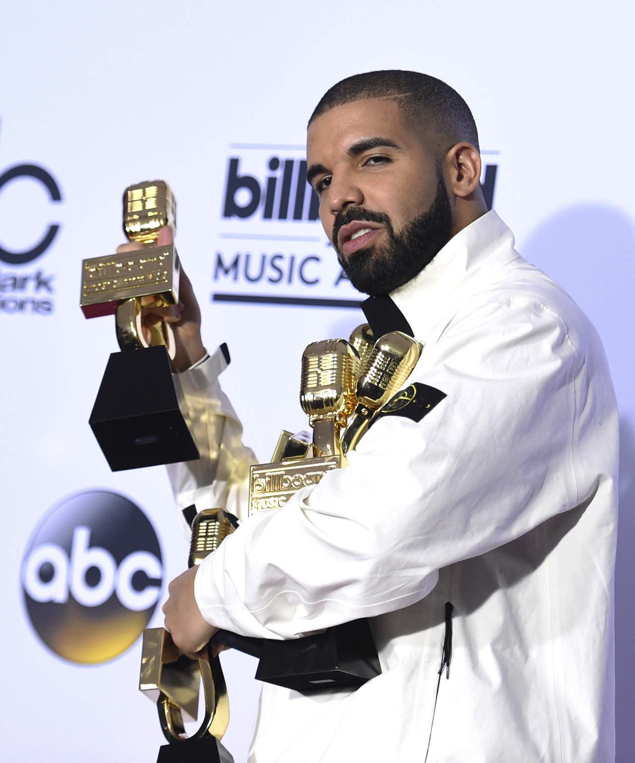 Drake se llevó 13 premios en los Billboard. (AP)