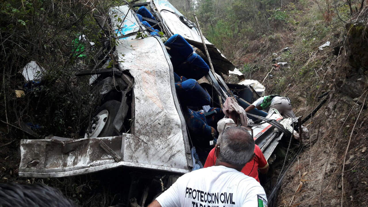 Protección Civil del Estado informó que 13 personas murieron en el lugar del accidente y tres más fallecieron cuando recibían atención médico-hospitalaria. (ARCHIVO)
