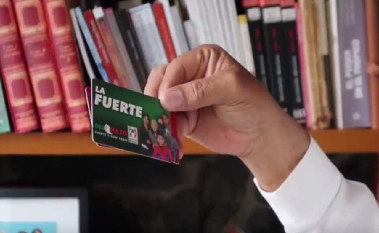 En su red social de Facebook el político publicó un video en el que presenta las nuevas tarjetas que fueron detectadas en la entidad. (TWITTER)
