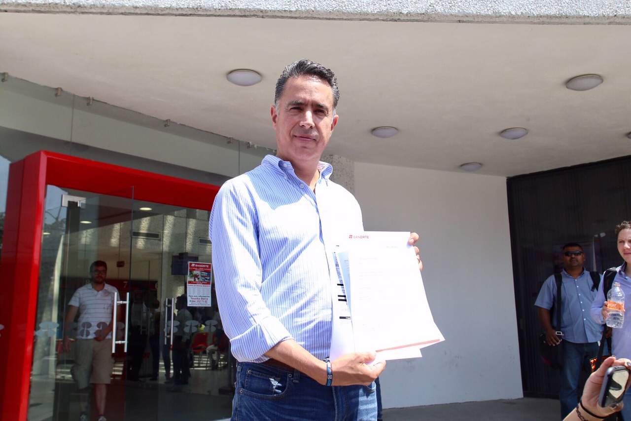 Guillermo Anaya acudió a Banorte a solicitar revisión de las cuentas citadas por El Financiero. (CORTESÍA)