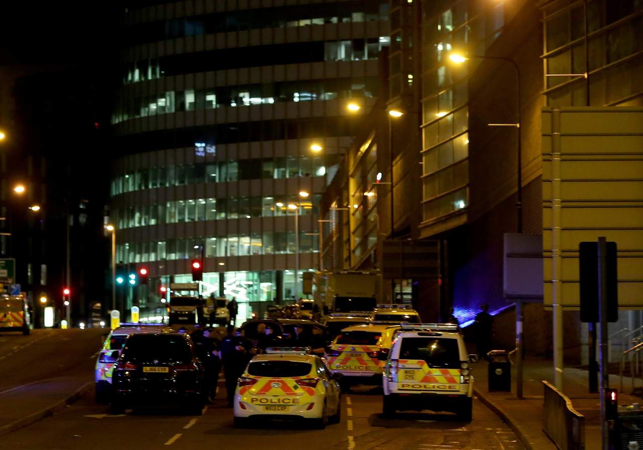 La policía confirmó que están tratando como un atentado terrorista el incidente que se produjo al término de un concierto de la estadounidense Ariana Grande. (EFE)