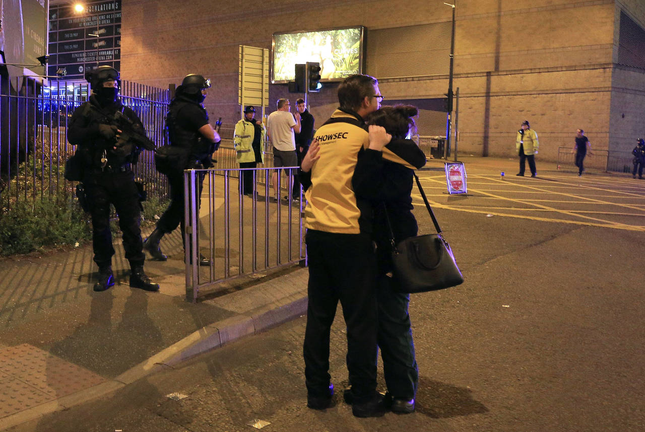 Miedo. Las personas que salieron de la Manchester Arena no pudieron contener la lágrimas y la incertidumbre luego del ataque que dejó 19 muertos.