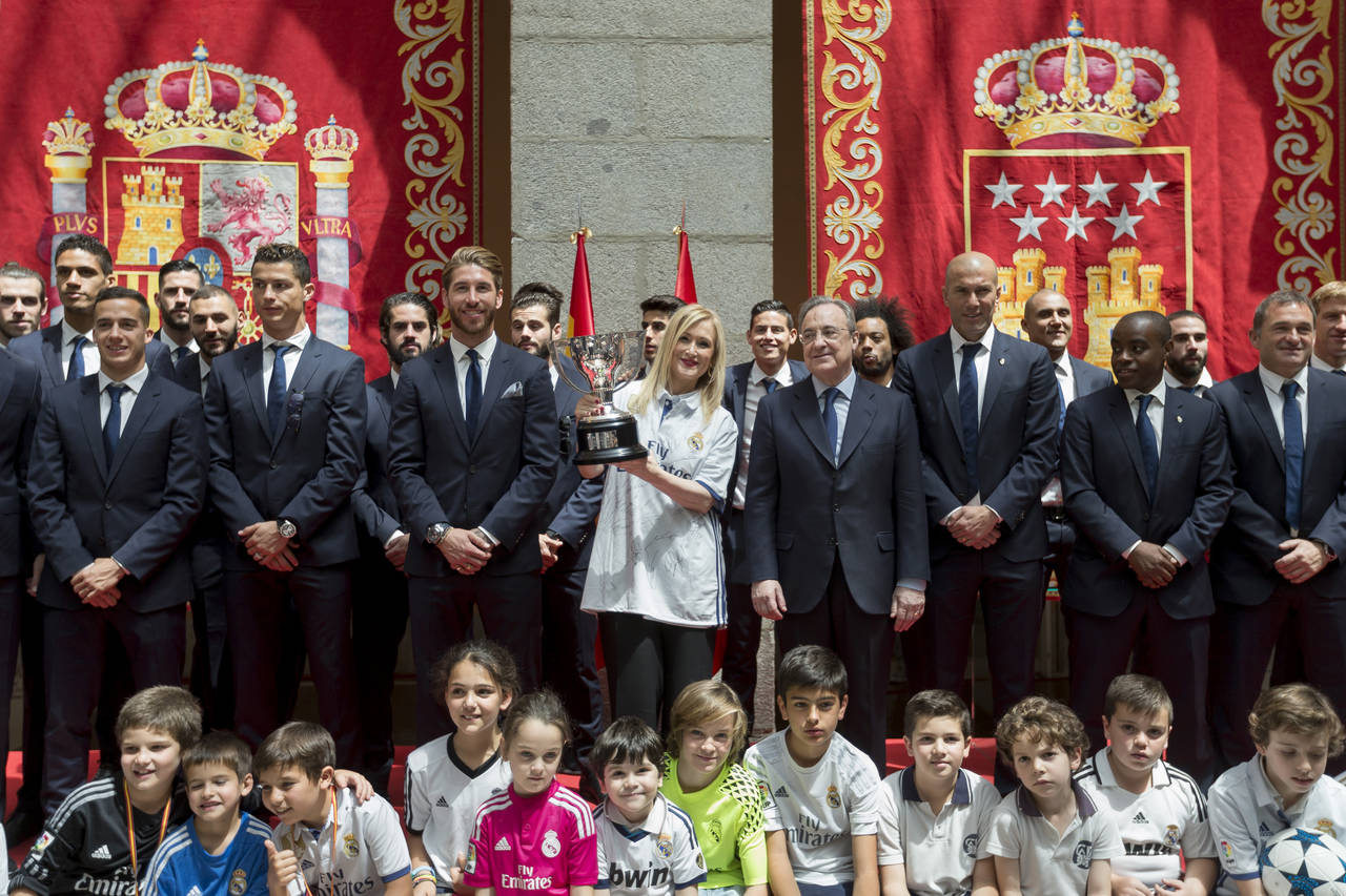 El capitán del Real Madrid Sergio Ramos junto a la diosa Cibeles durante la celebración del título de Liga. (EFE)