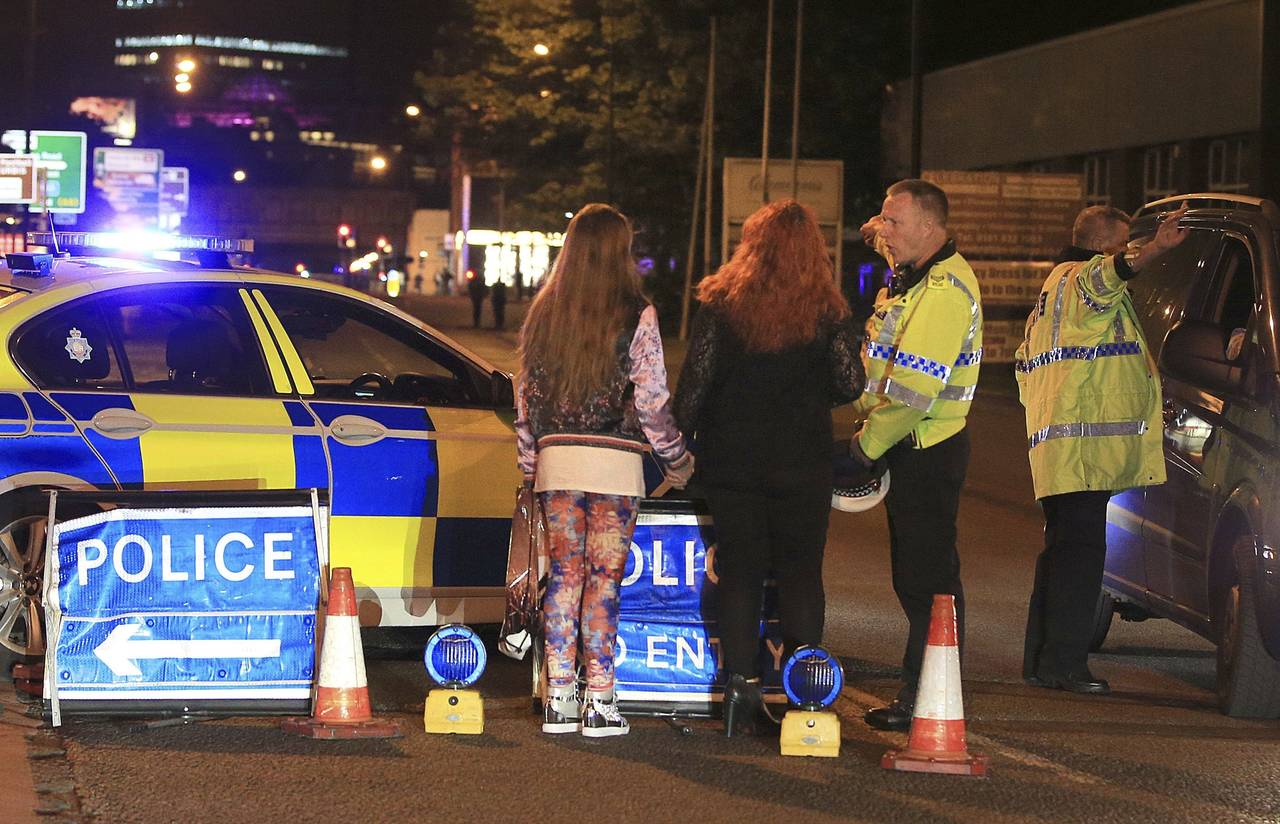 Confusión. Los asistentes al concierto de Ariana Grande en el Manchester Arena, en Reino Unido, vivieron momentos de incertidumbre y pánico, luego de las explosiones que cobraron la vida de al menos 19 personas.