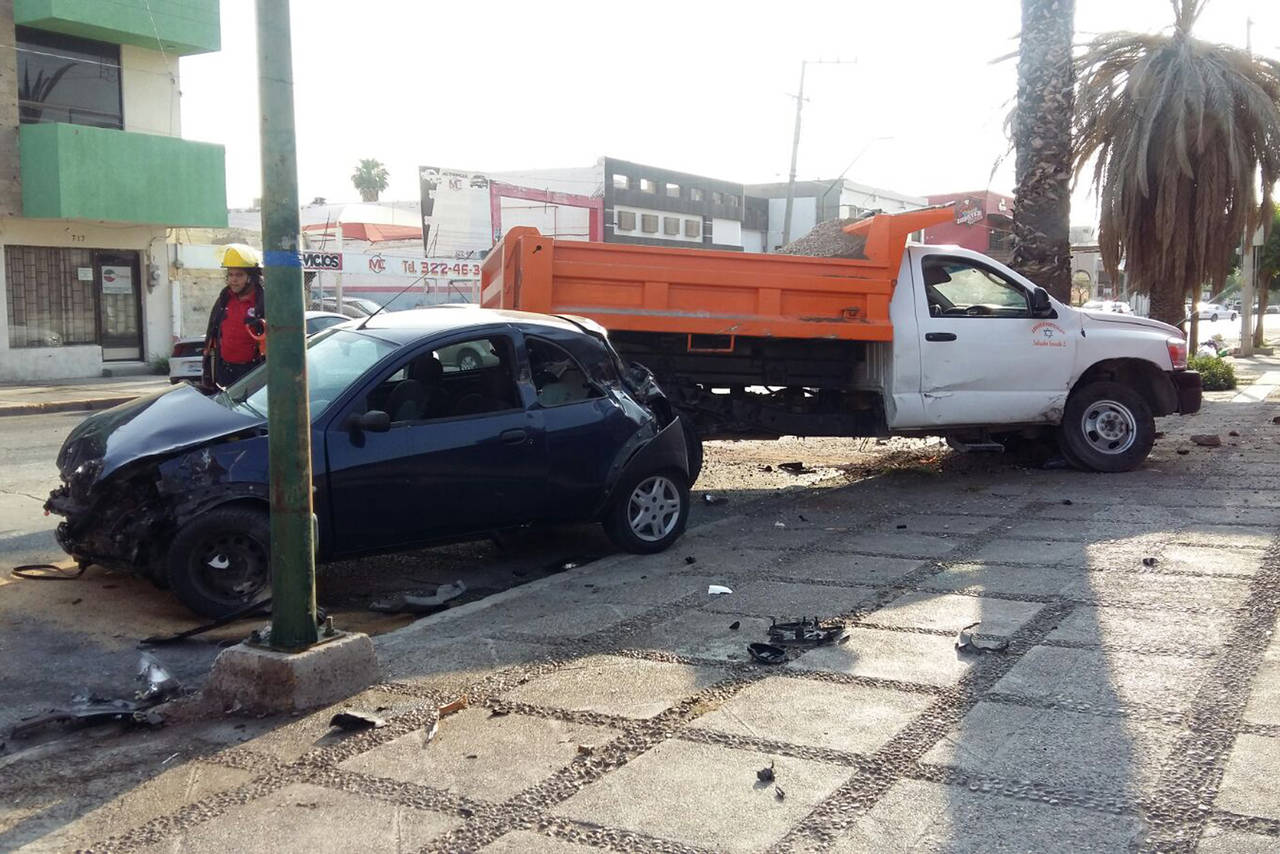 Choque. Se pasa luz roja y provoca accidente en la esquina de la Juárez y Francisco I. Madero. Los daños son por 80 mil pesos. (EL SIGLO DE TORREÓN) 