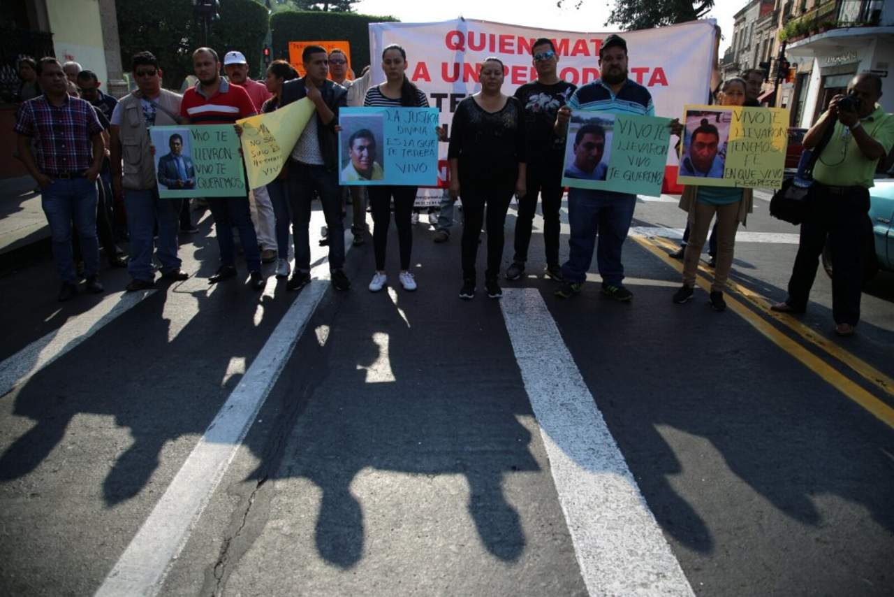 'Quién mata a un periodista, atenta contra la sociedad… #NiUnPeriodistaMás', fue una de las consignas que abanderaron esta manifestación. (TWITTER)
