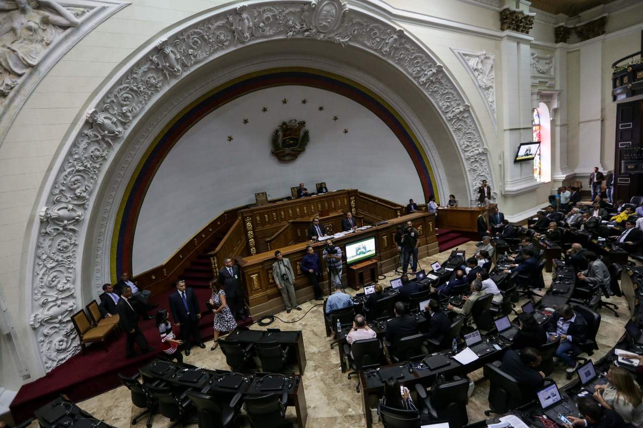 Tras un debate del que solo participó la mayoría opositora, la AN, aprobó un acuerdo, según el cual se desconocen 'bases comiciales para la convocatoria de una Asamblea Nacional Constituyente presentadas por Nicolás Maduro'. (ARCHIVO)