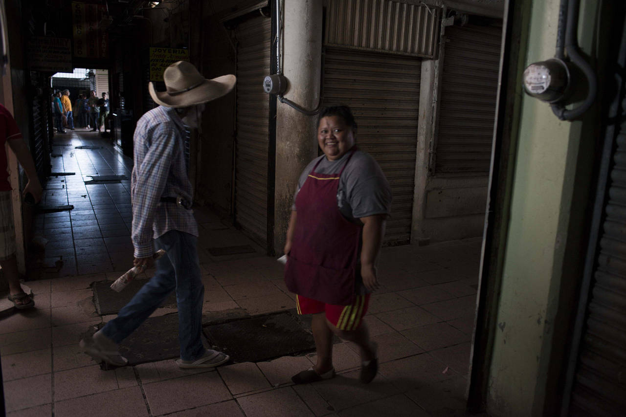 A oscuras. En el mercado de Merida se detuvieron las actividades, debido a la falta de energía.