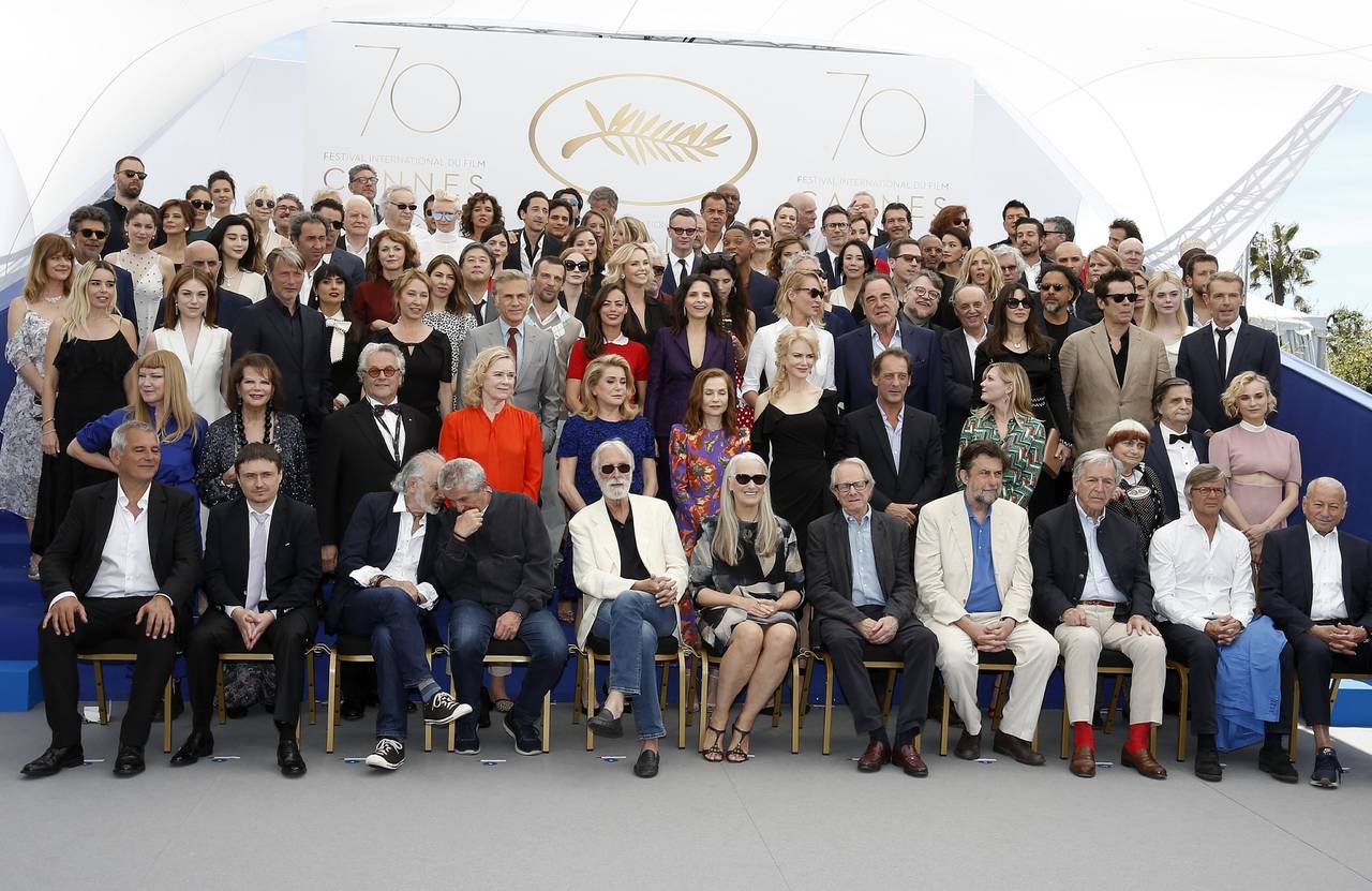 Gran celebración. Reconocidos cineastas y actores de diversas nacionalidades  posaron para la foto oficial por el aniversario número 70 del Festival Internacional de Cine de Cannes.