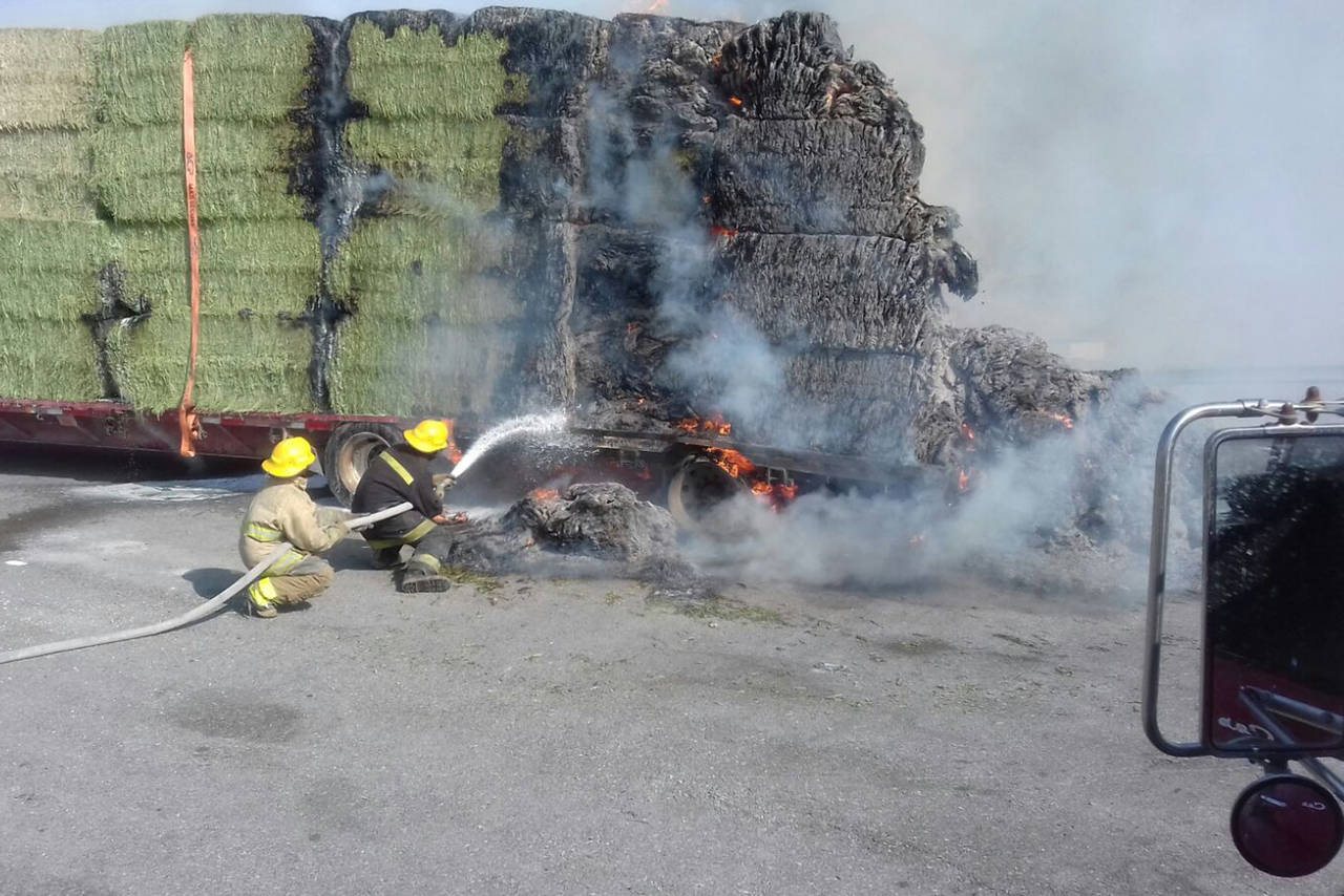 Incendio. Fuego consume parte de la carga de un tráiler que transportaba alfalfa; conductor resulta ileso. (EL SIGLO DE TORREÓN) 