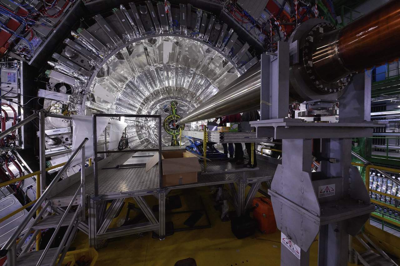 El Centro Europeo de Física de Partículas (CERN), donde se ha construido y se encuentra el colisionador, dijo que la explotación de datos empieza de forma progresiva. (ARCHIVO)