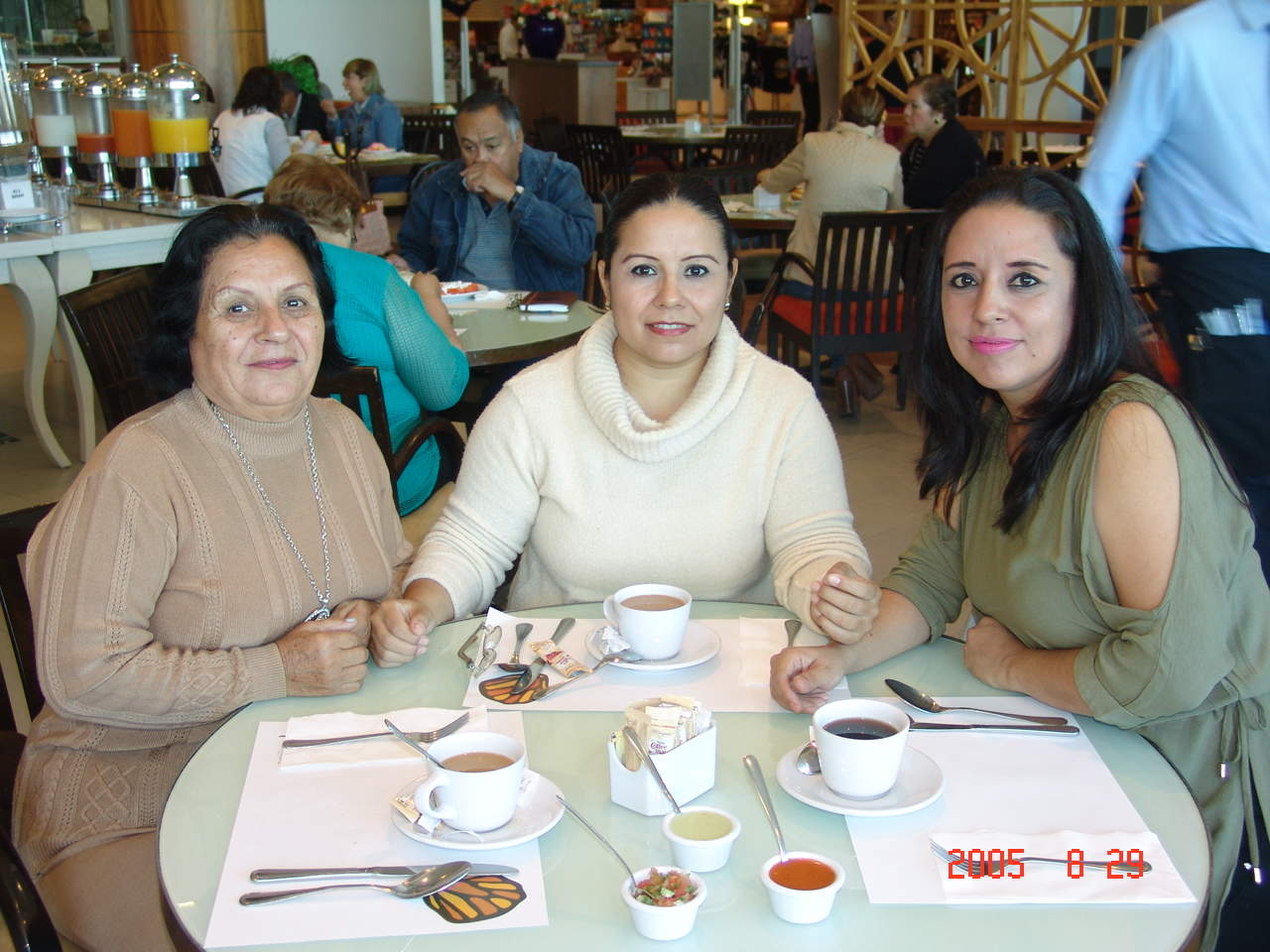 Lourdes García con Nancy y Elzabeth Castillo