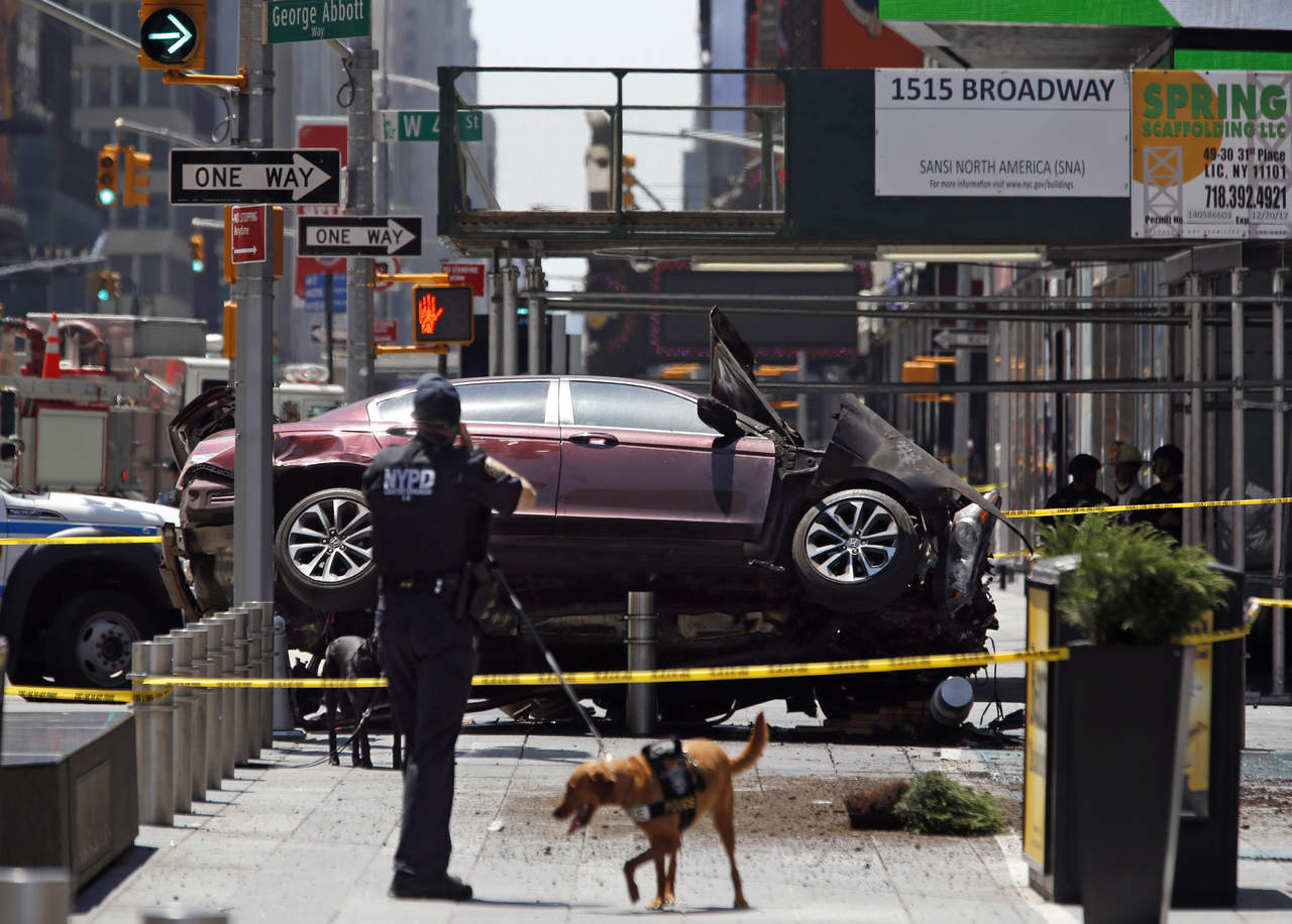 Presuntamente atropelló transeúntes intencionalmente en una acera de Times Square, dejando una mujer muerta y 22 heridos. (AP)
