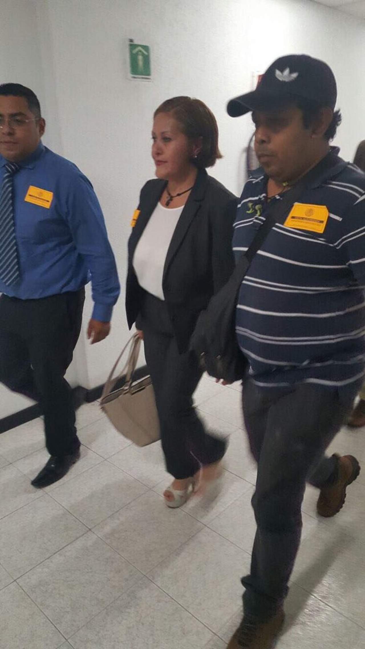 Acompañada por dos abogados, Eva Cadena arribó a San Lázaro alrededor de las 12:30 horas y no tardó más de 30 minutos en salir. (TWITTER)
