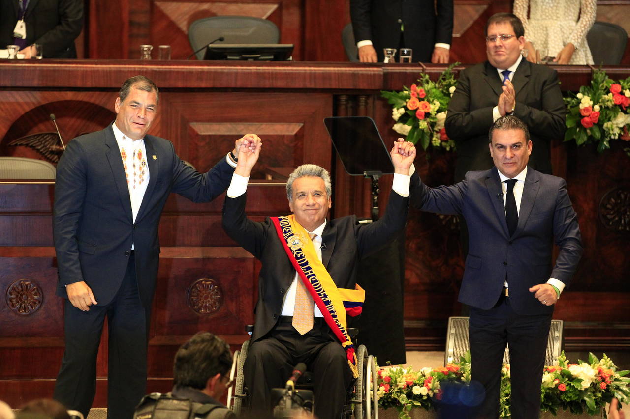 Evento. Moreno recibió la banda presidencial de manos del expresidente Rafael Correa. 