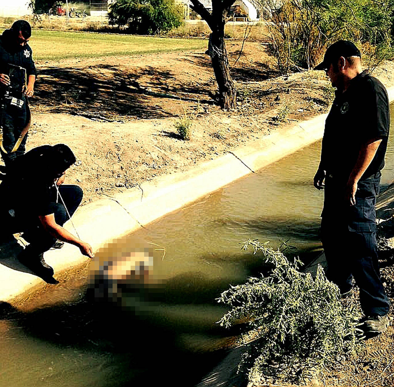 Tragedia. El cuerpo flotaba en un canal de riego del establo conocido como 'Las Luisas', del ejido San Ignacio. (EL SIGLO DE TORREÓN) 