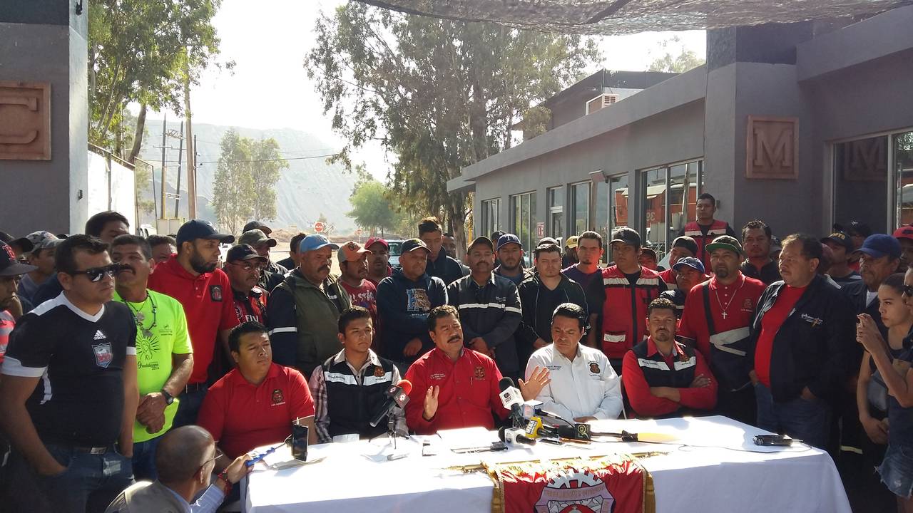 Sindicato. Los representantes del sindicato minero respaldados por los trabajadores de la mina Cerro del Mercado.