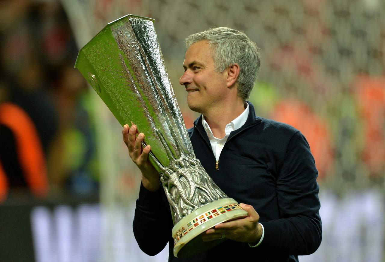 José Mourinho es junto a Rafael Benítez, los únicos entrenadores que han ganado la Copa UEFA y la Europa League. (EFE)