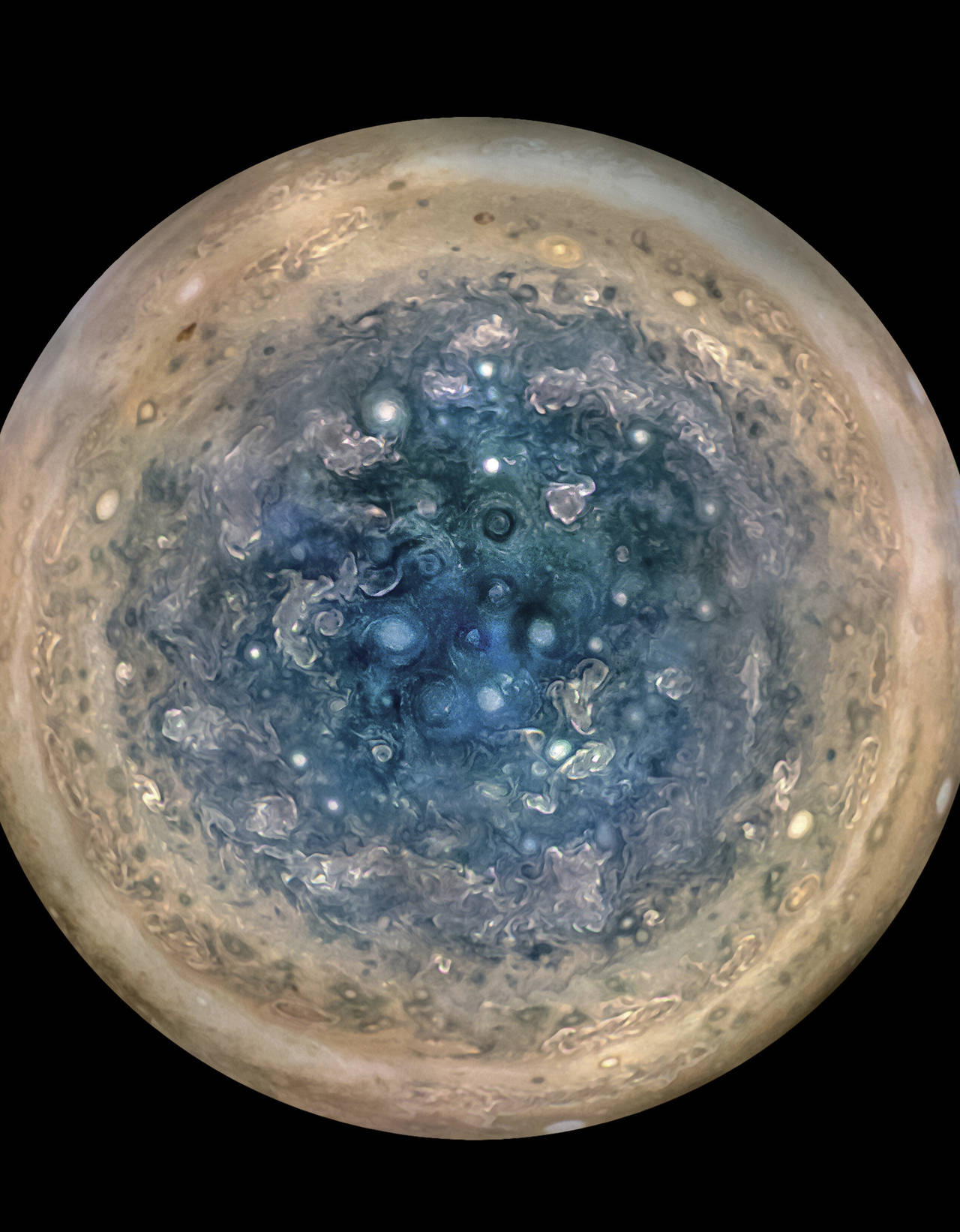 Sorprende. Los polos de Júpiter era hasta ahora la región del planeta mayormente inexplorada. 