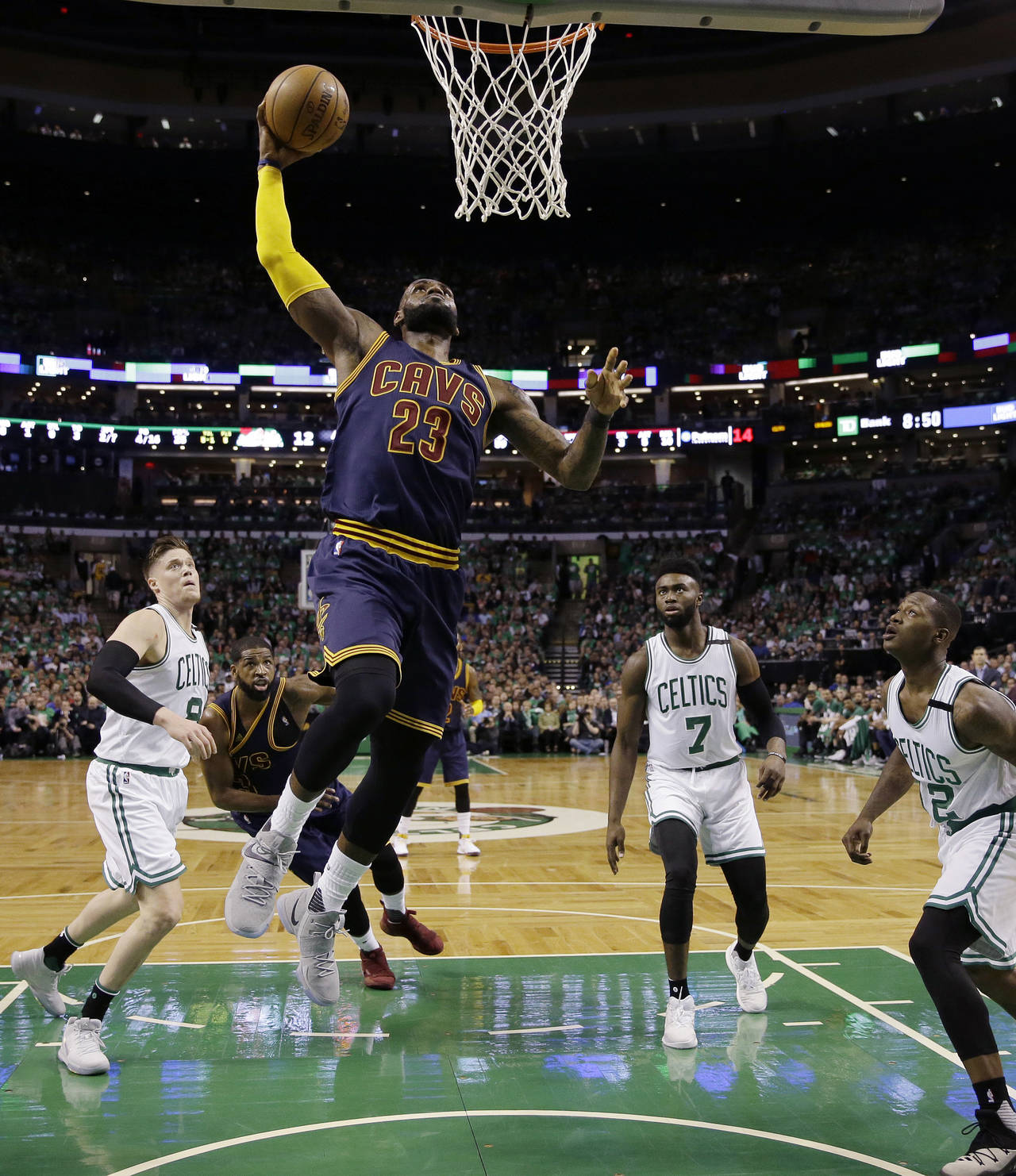 LeBron James anotó 35 puntos y guió a los Cavaliers Cleveland a la paliza 135-102 sobre los Celtics de Boston. (AP)