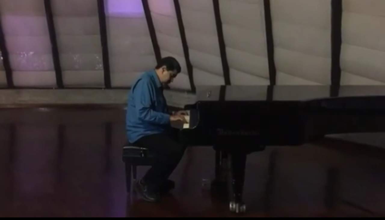 Nicolás Maduro, apareció en un video en Twitter interpretando el piano, lo que hoy le valió críticas y aplausos en las redes sociales. (ESPECIAL)