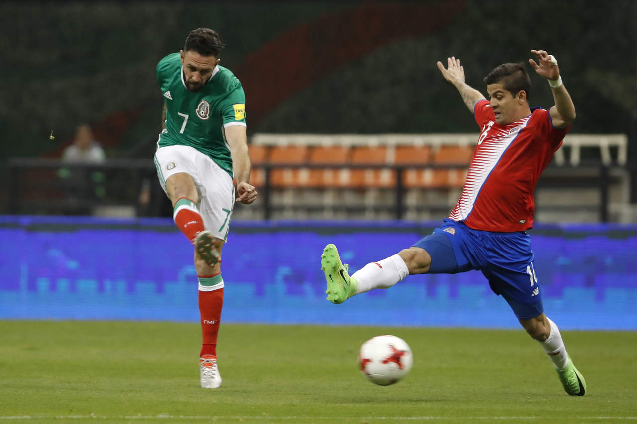 El futbolista mexicano, quien vino de más a menos en la reciente temporada que acabó en Portugal, es pretendido por el conjunto Nerazzurri para reforzar su zona baja de cara a la campaña 2016-2017.

