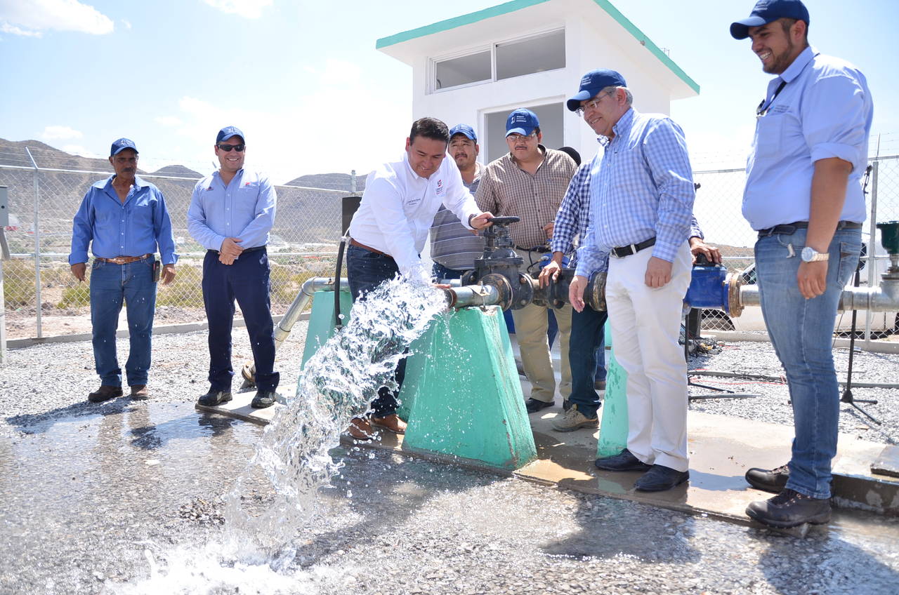 Obra. El agua proveniente de un nuevo pozo comenzó su trayecto hacia las casas de la comunidad de Velardeña. (CORTESÍA)