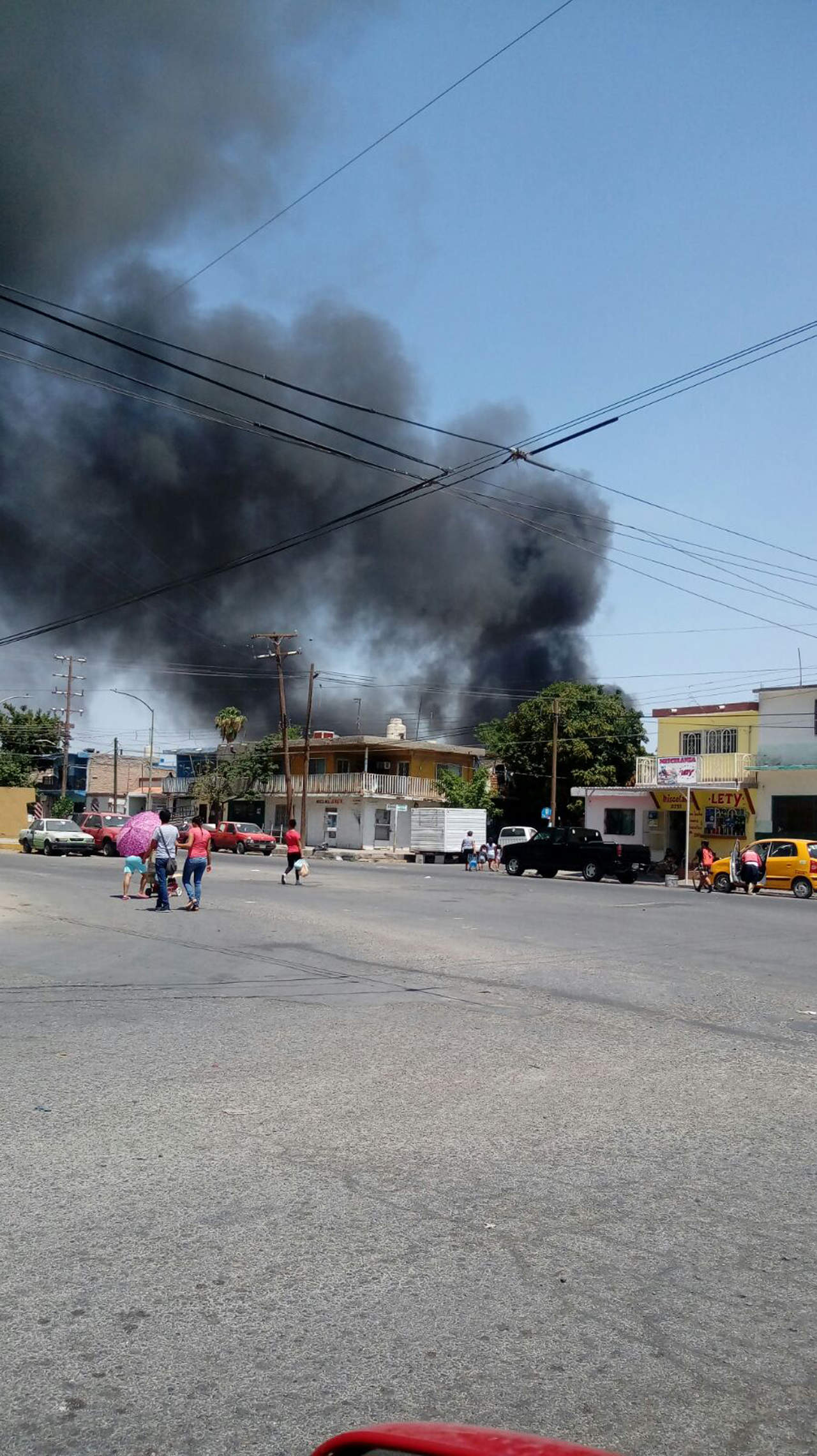 Ayer se registró la quema de basura por el mismo rumbo y los Bomberos gomezpalatinos acudieron, otra vez, para sofocar las llamas.  (EL SIGLO DE TORREÓN)