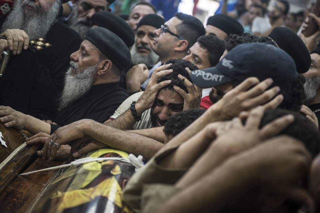 Doloroso. Familiares de las víctimas lloran durante el funeral por el atentado en Egipto.