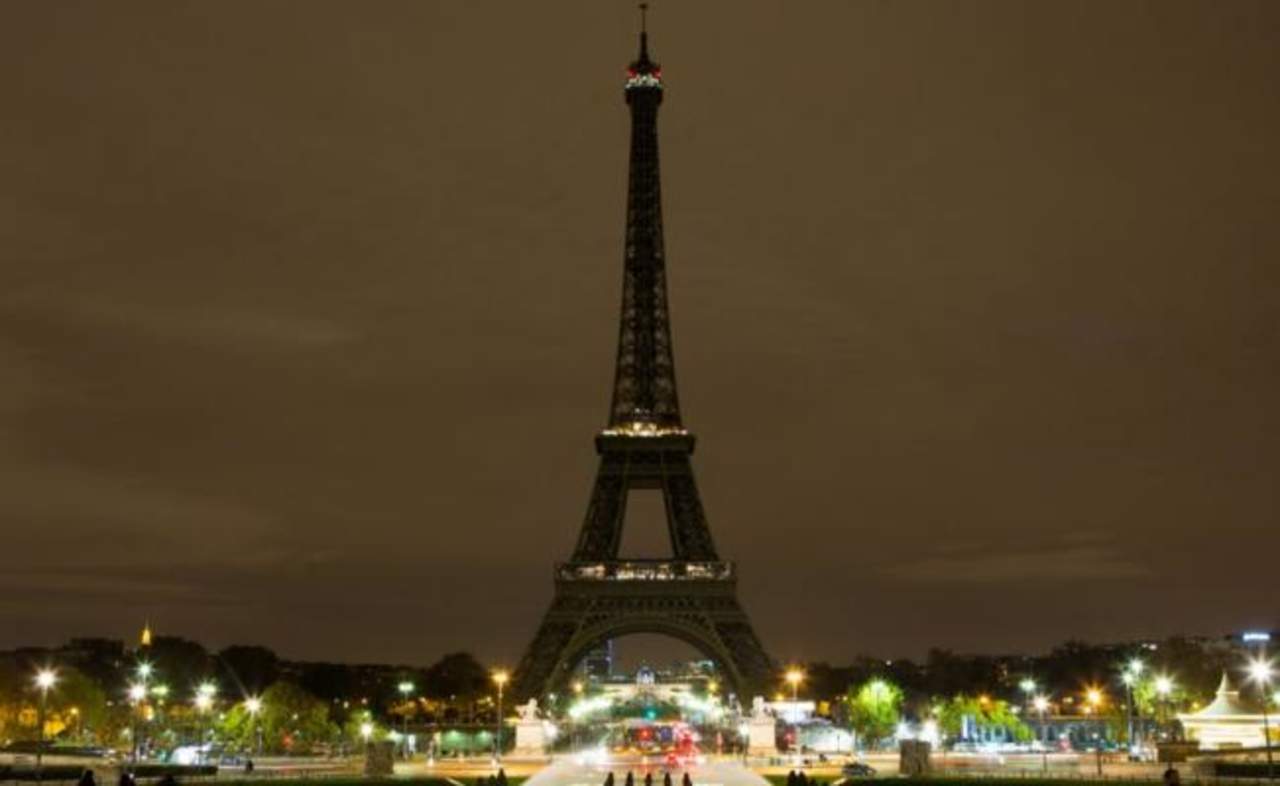 Nuevamente. La Torre Eiffel permaneció apagada durante la noche del viernes.
