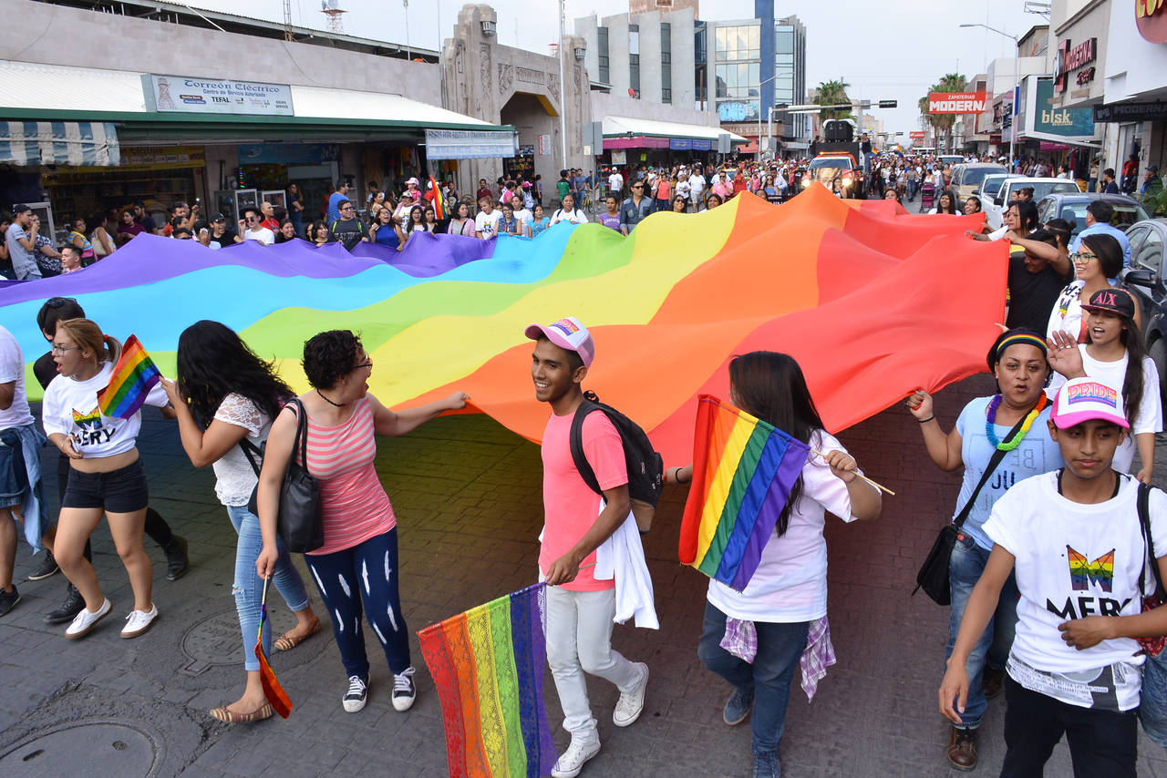 Se unen. Comunidad LGBTI marchó por las principales calles de la zona centro de Torreón, pidiendo respeto a sus derechos.
