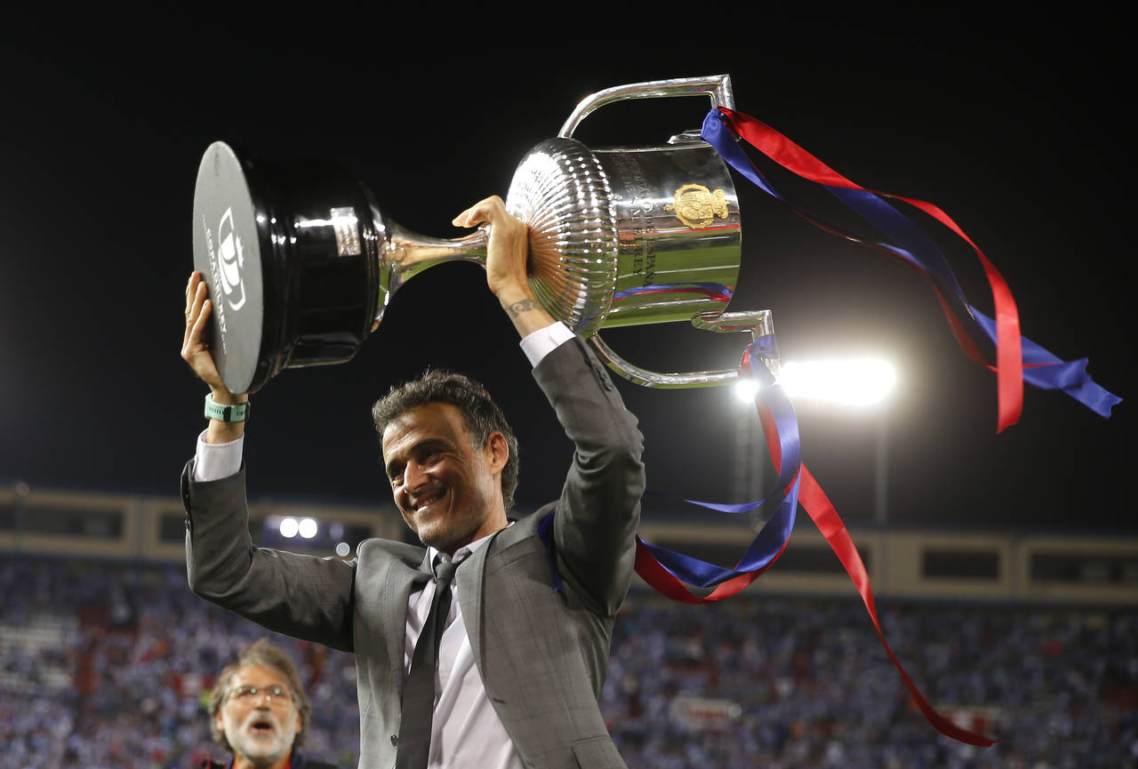 Luis Enrique dirigió su último partido en el banco del Barcelona, que ganó el título de la Copa del Rey. (AP)