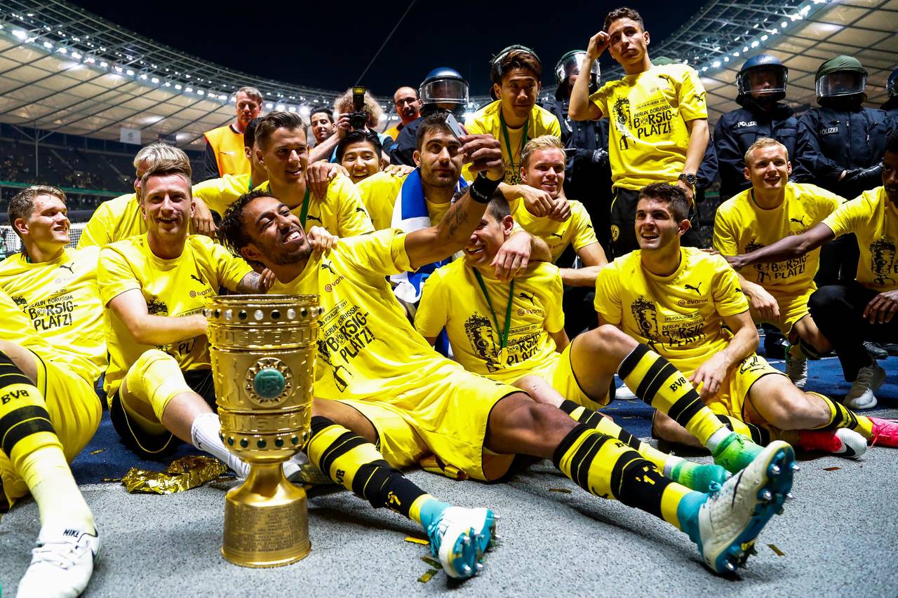 Los jugadores del Borussia Dortmund posan con la Copa de Alemania, luego de vencer 2-1 al Eintracht Frankfurt. (EFE)
