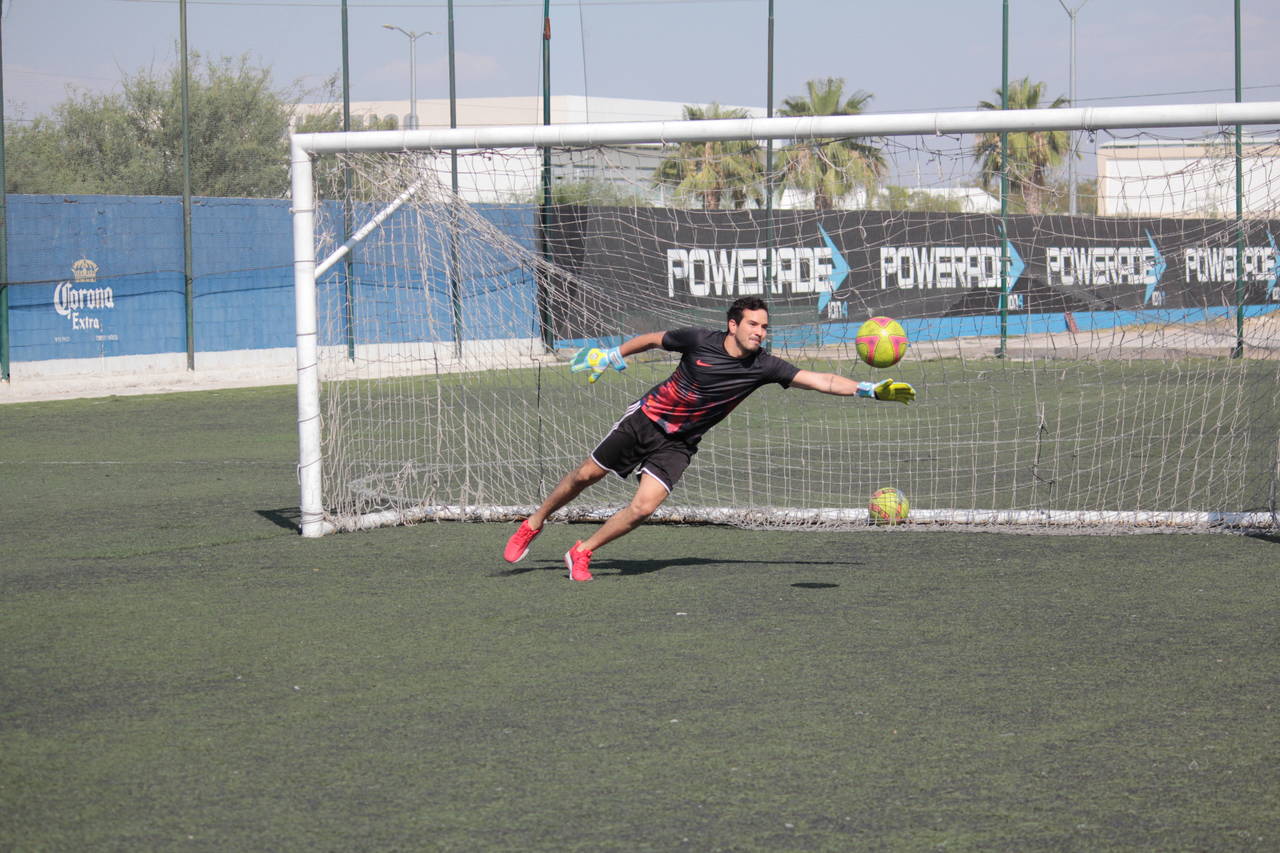 El cancerbero lagunero Ricardo Ferriño, quien actualmente juega con los Venados de Mérida en el Ascenso MX, estuvo en la última práctica. Alistan prueba del Keeper Kombat
