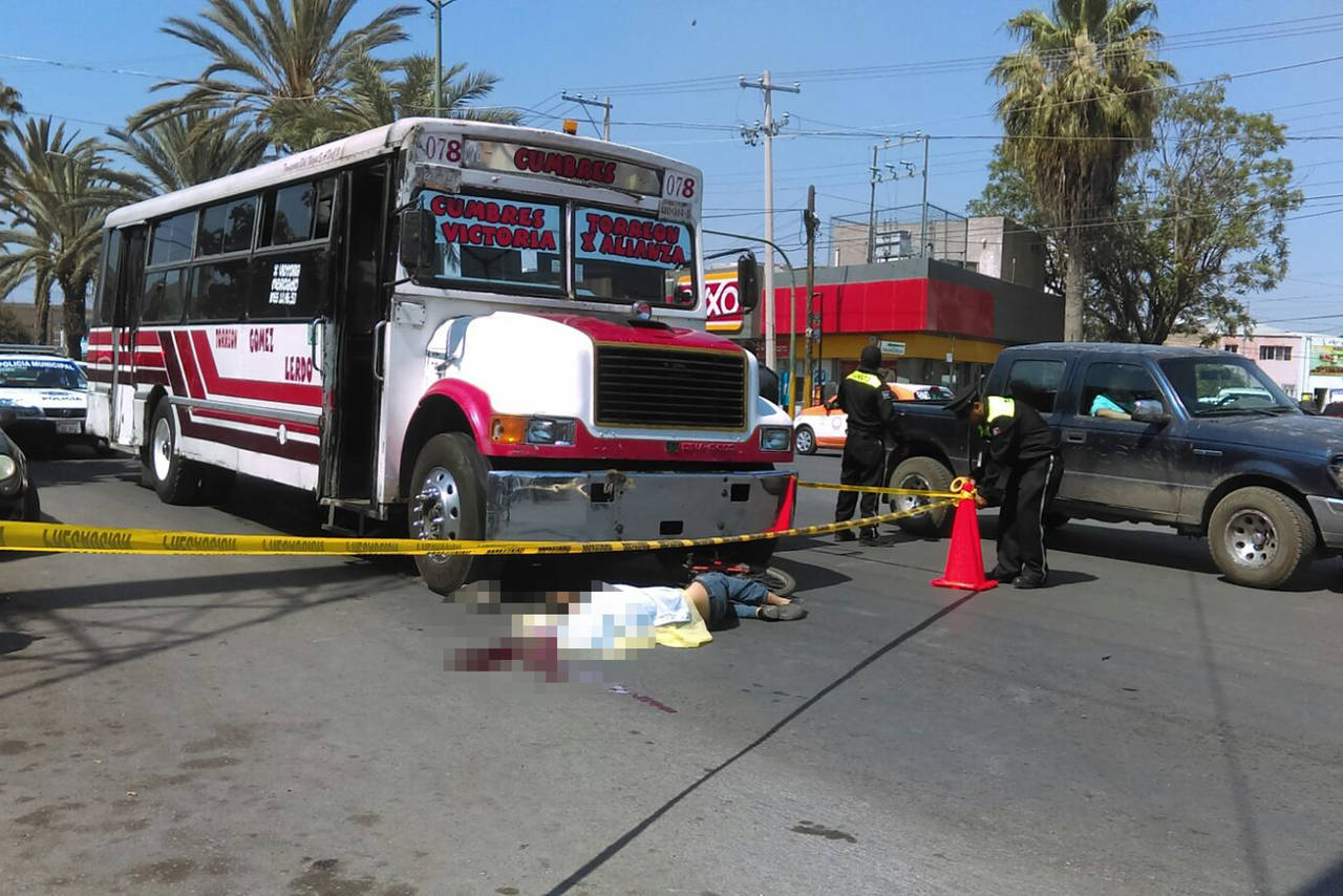Lamentable. El cuerpo sin vida del ciclista quedó tendido frente al autobús de Los Rojos. (EL SIGLO DE TORREÓN) 