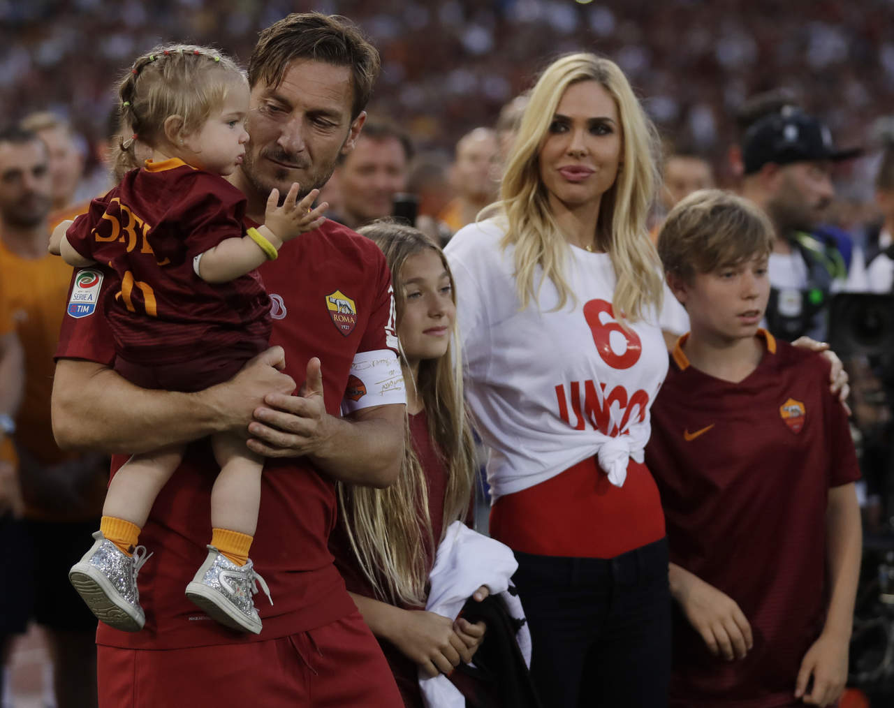 Al finalizar el partido, el 'Pupone' (niño), tal y como es apodado en Roma, volvió al campo acompañado por su familia y recibió una camiseta número 10 de la mano del presidente del club, el estadounidense James Pallotta. (AP)