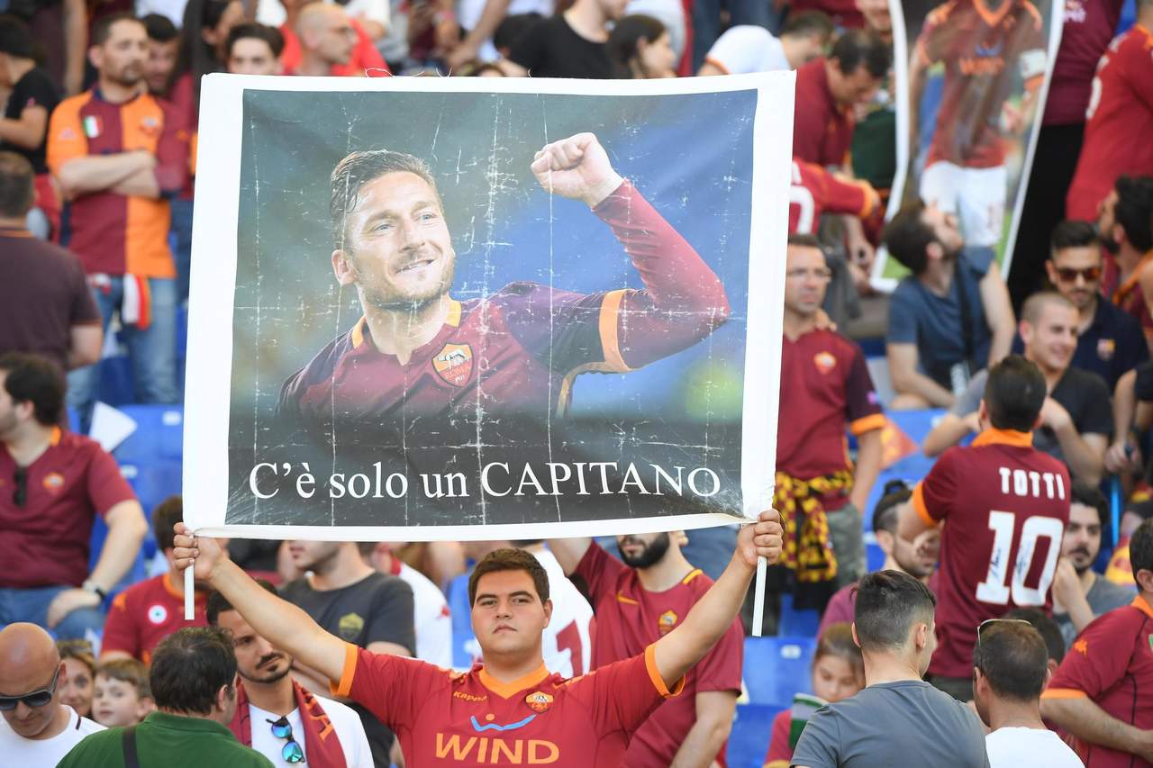 El capitán fue recibido antes del encuentro con miles de pancartas con el número 10 y con un mosaico en el que se leía 'Totti es el Roma', que ocupaba gran parte del fondo sur del estadio Olímpico. (EFE)

