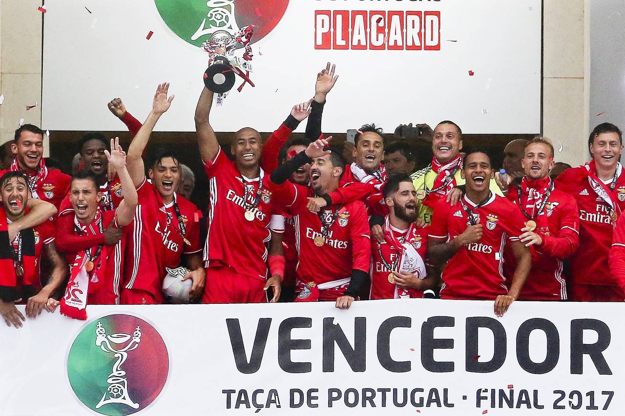 Benfica derrotó 2-1 al Vitoria Guimaraes en la final de la Copa y logró el doblete luego de ganar la Primeira Liga. (EFE)