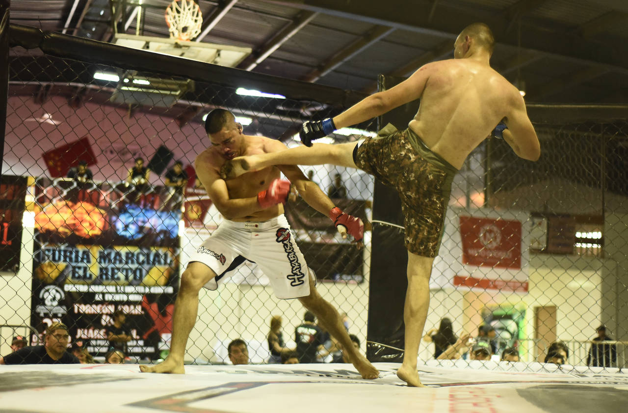 Excelentes combates de artes marciales mixtas se pudieron observar la noche del pasado sábado en el Gimnasio Torreón. (Jesús Galindo)