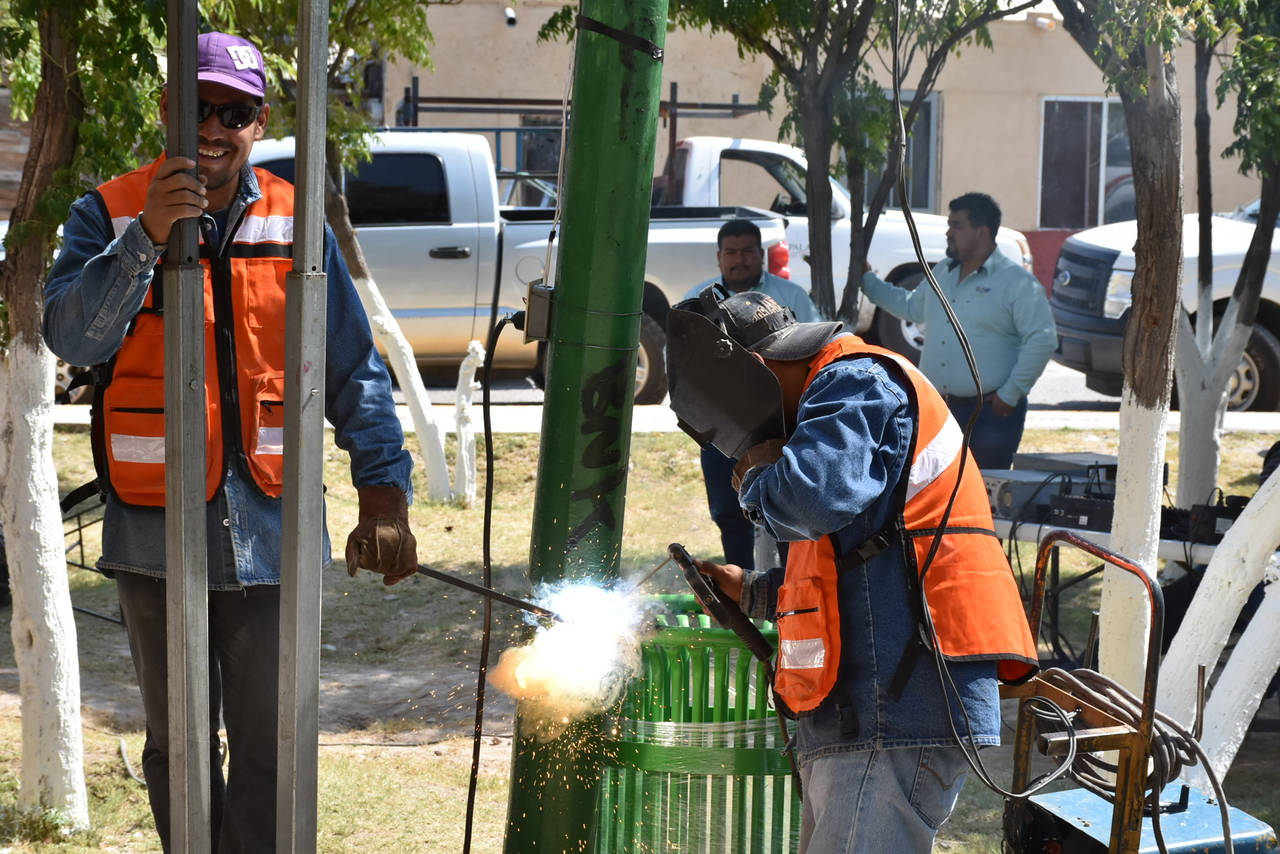 Trabajos. Servicios Públicos Municipales, realiza diferentes acciones de limpieza y remozamiento de espacios públicos y calles.