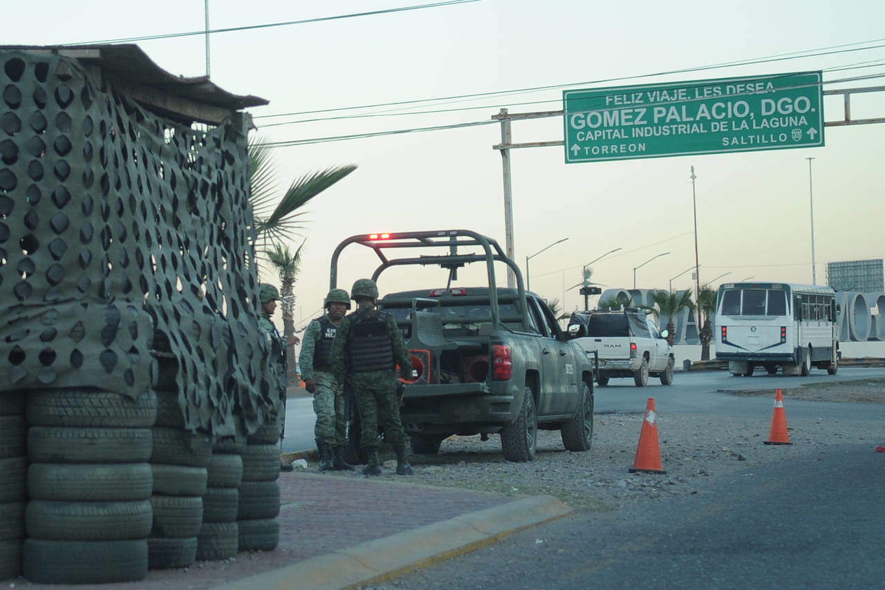 El accidente se produjo cuando al llegar al retén militar, con dirección a Torreón, poco antes del puente plateado, el conductor del Nissan Altima, se impactó contra el Jetta cuya conductora había disminuido la velocidad porque había otros vehículos adelante. (ARCHIVO)