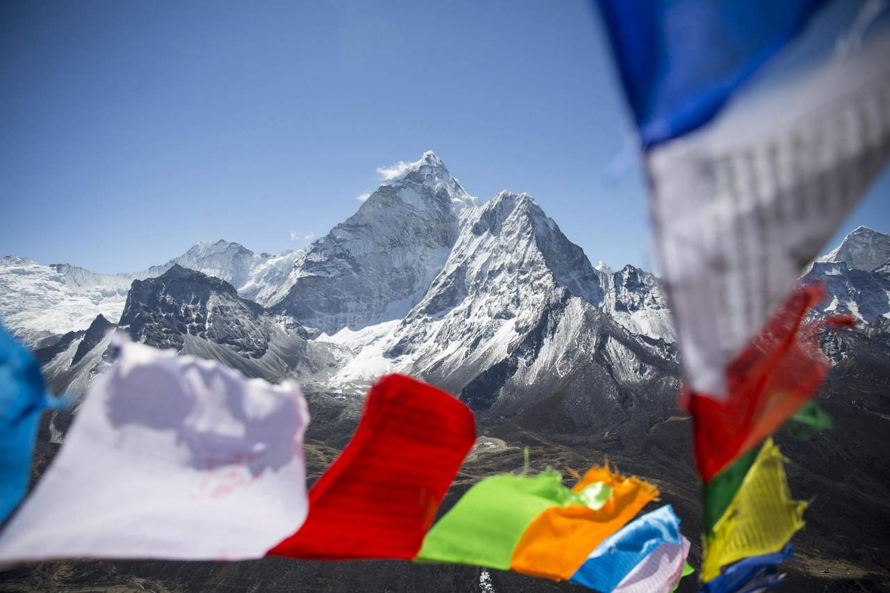 Banderines de oración ondean en la aldea de Dingboche, último campamento base de camino al Everest. (EFE)