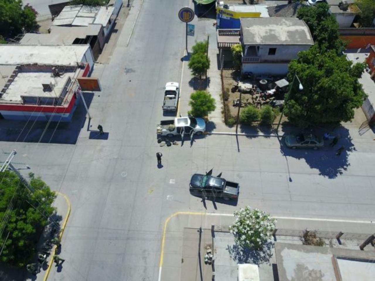 En las calles Melchor Ocampo y Cuquita Velázquez quedaron abandonadas cuatro camionetas con impactos de bala. (EL DEBATE)