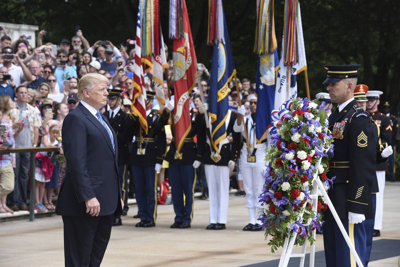 Homenaje. El presidente Donald Trump reconoció el aporte de quienes han dado su vida en los frentes militares. 