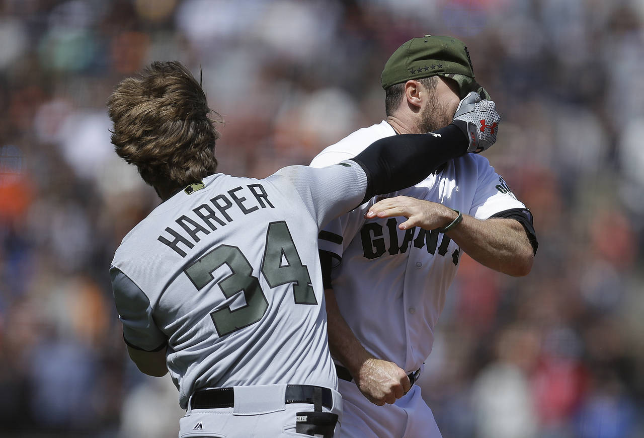 Bryce Harper y Hunter Strickland se trenzaron a golpes luego de que el bateador fue golpeado en un pitcheo. (AP)