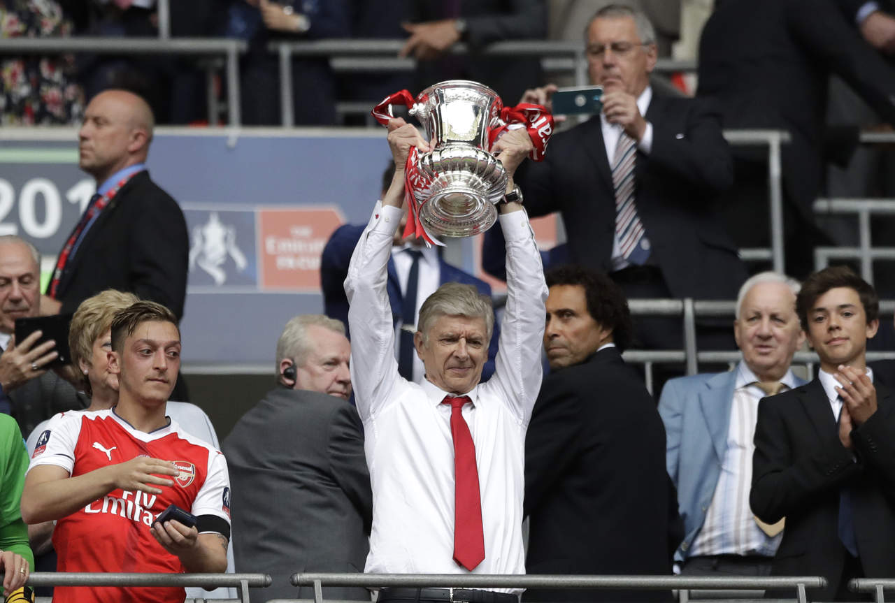 Los 'Gunners', que derrotaron en Wembley al Chelsea (2-1), sumaron en la Premier League 18 puntos menos que sus vecinos 'Blues', campeones de liga.
