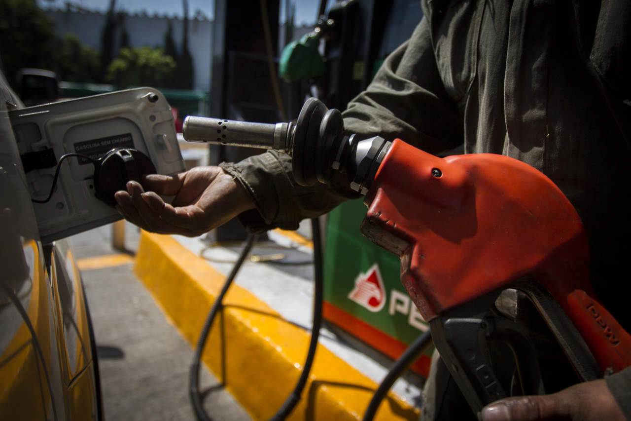 La recaudación del IVA y el impuesto a gasolinas fue negativa, indicó la Secretaría de Hacienda y Crédito Público. (ARCHIVO)