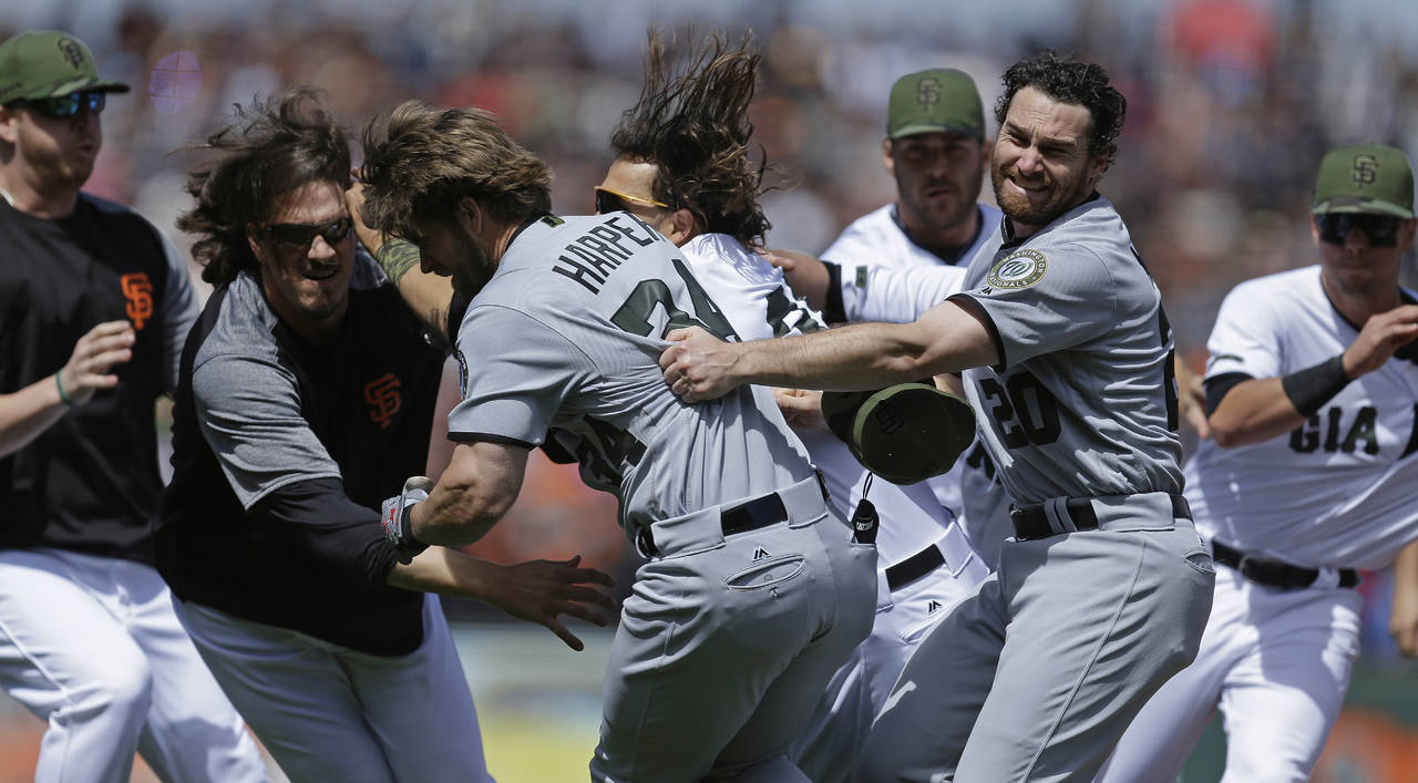 Harper no aguantó el pelotazo que recibió en la cadera derecha por parte del relevista Hunter Strickland y se tomó la revancha para convertirse en púgil que acabó a puñetazos en el montículo del diamante. (AP)